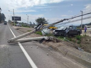 Se estrella contra un poste en la vía a Riobamba