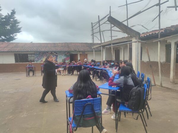 Niños en Saraguro reciben clases en el patio, por mal estado del plantel
