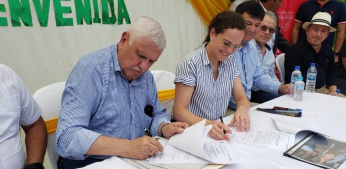 Convenio suscrito para transferir escuelas del Milenio