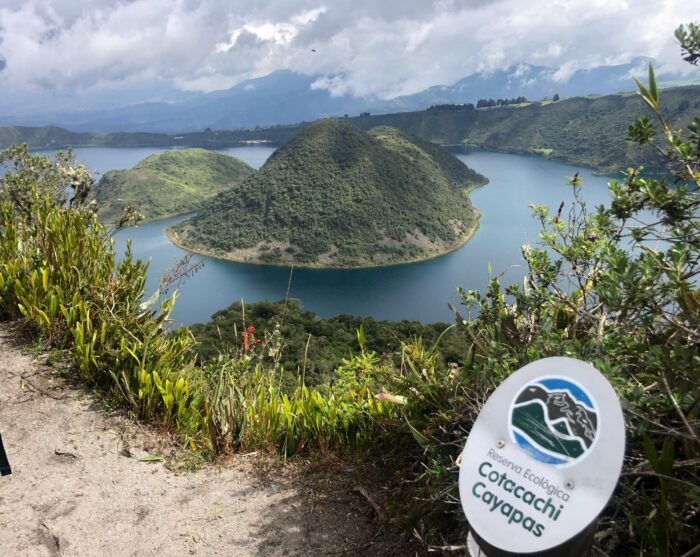 Sitios. La laguna de Cuicocha, dentro de la Reserva Ecológica Cotacachi Cayapas, recibe a un promedio de 10.000 personas cada feriado.