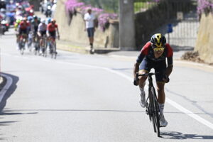 Carapaz ataca y se viste de rosa en el Giro de Italia