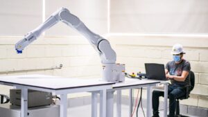 UTPL presentó su moderno laboratorio de robótica