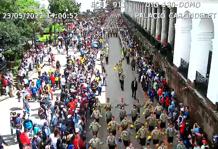 Desfiles estudiantiles en Quito por el 24 de Mayo.