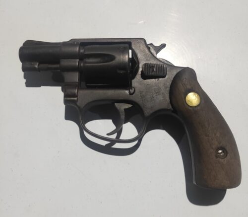 Adolescente atrapado con un revólver en el centro de Ambato