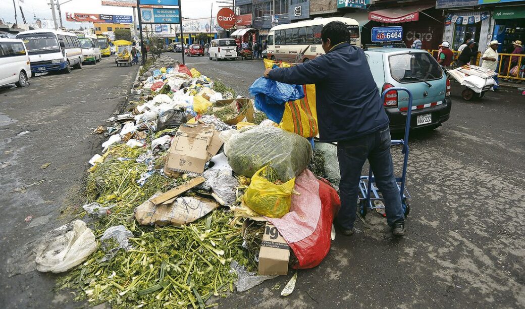 Una de las fallas es la falta de implementos e indumentaria adecuada para el personal de barrido y recolección.