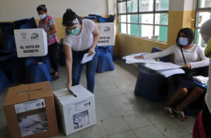 6 de cada 10 ecuatorianos  desconfía de las elecciones