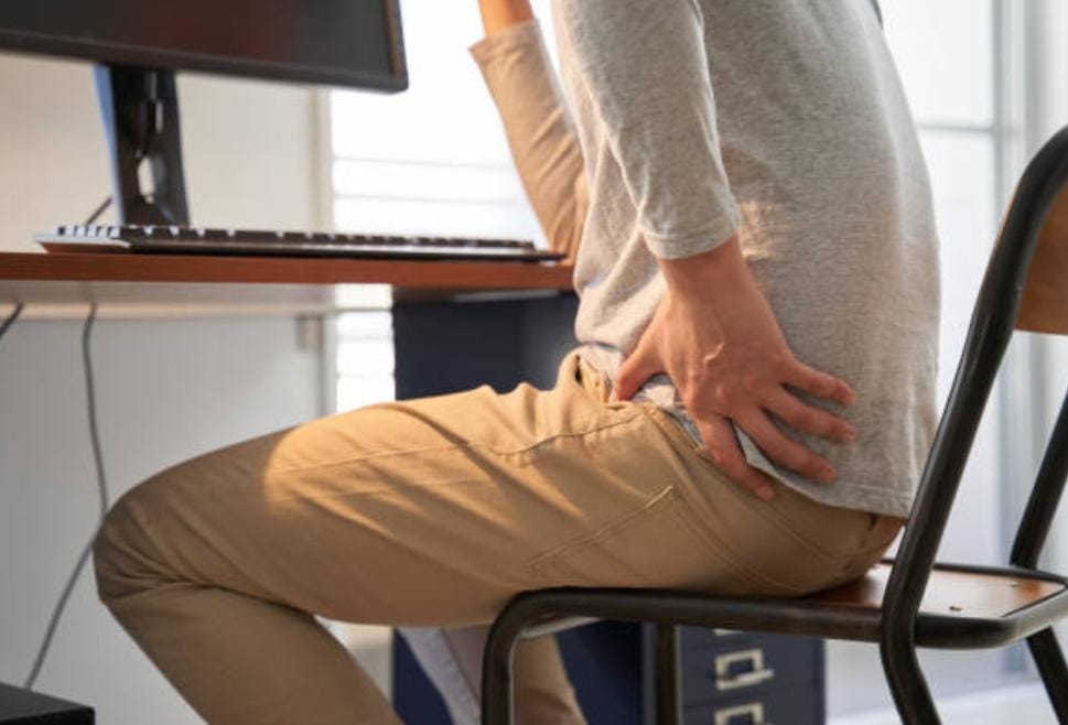 Conozca cómo prevenir y  aliviar dolores de espalda