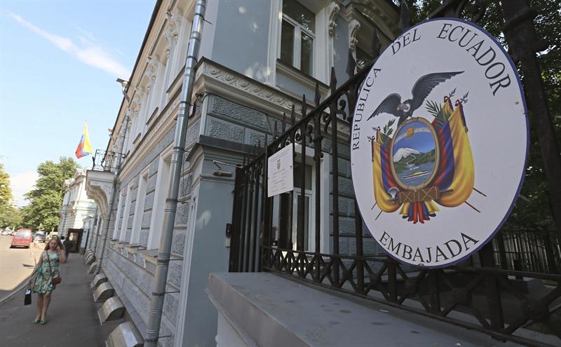Contraloría confirma irregularidades en contratos de la embajada ecuatoriana en España