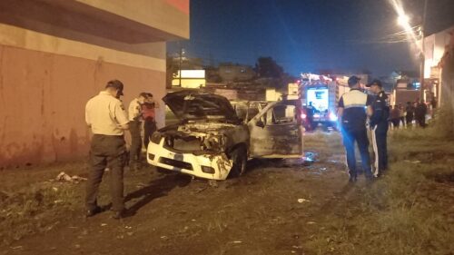 SUCESO. El carro donde se movilizaban los sospechosos fue abandonado e incinerado.