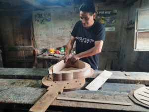 La fabricación artesanal de  guitarras, sobrevive en Tisaleo