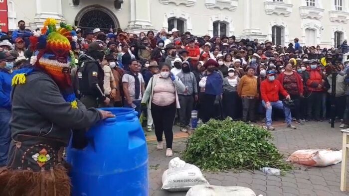 Ritual. El proceso de justicia indígena se aplicó a tres personas, en Otavalo, la tarde de este 30 de mayo, frente al pretil municipal.