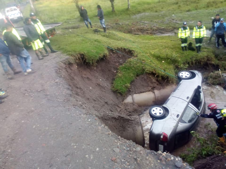 Suceso. Así terminó el auto donde fallecieron dos personas este 19 de mayo de 2022, en Cotacachi, sector de Cushcagua.