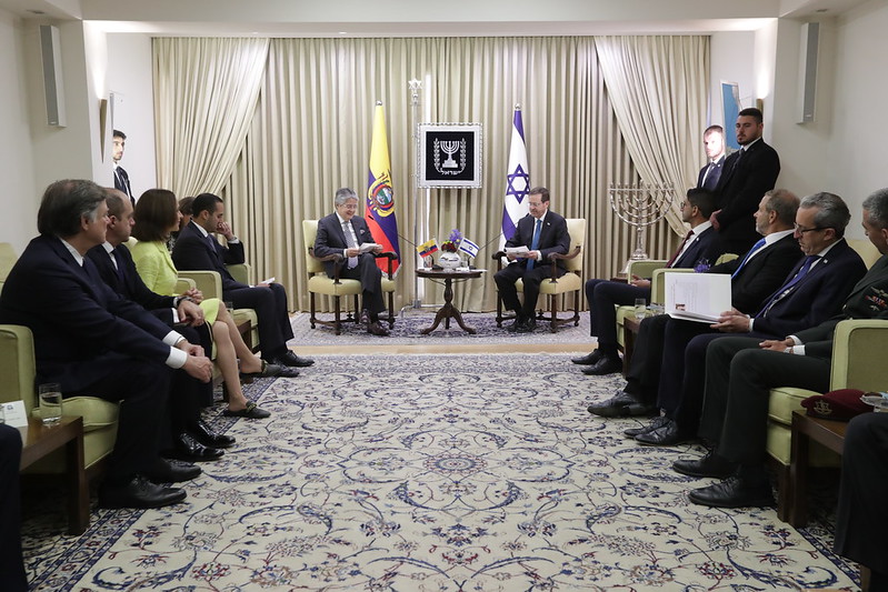 Los presidentes de Ecuador e Israel, presiden reunión junto a sus comitivas oficiales.