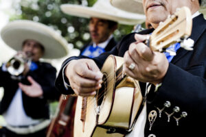 Serenata a mamá en el parque de Las Flores