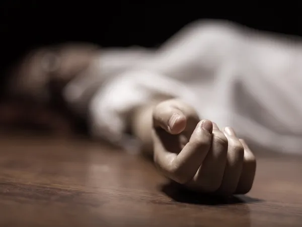 Mujer muere en la puerta de su casa