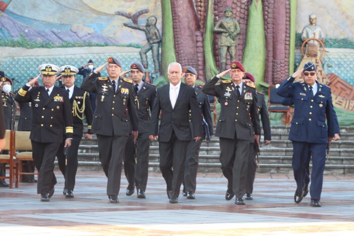 Luis Lara, ministro de Defensa Nacional presentó a la nueva cúpula de FF.AA.