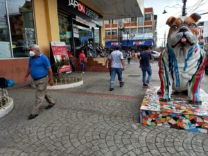 Esculturas en riesgo, tras ser colocadas sobre aceras de la 7 de Octubre