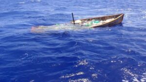 Pescador desaparecido es buscado tras naufragio