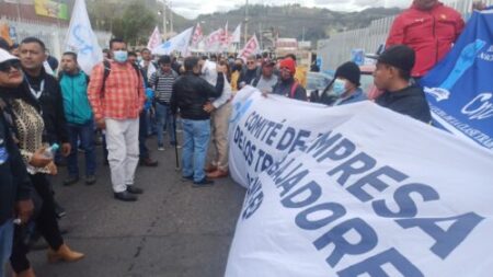 Los trabajadores acudieron a las instalaciones de la entidad con banderas y pancartas.
