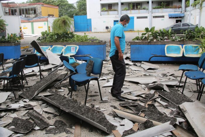 Un hombre observa los daños causados por la explosión de un coche bomba en Saravena, departamento de Arauca, el 20 de enero pasado.