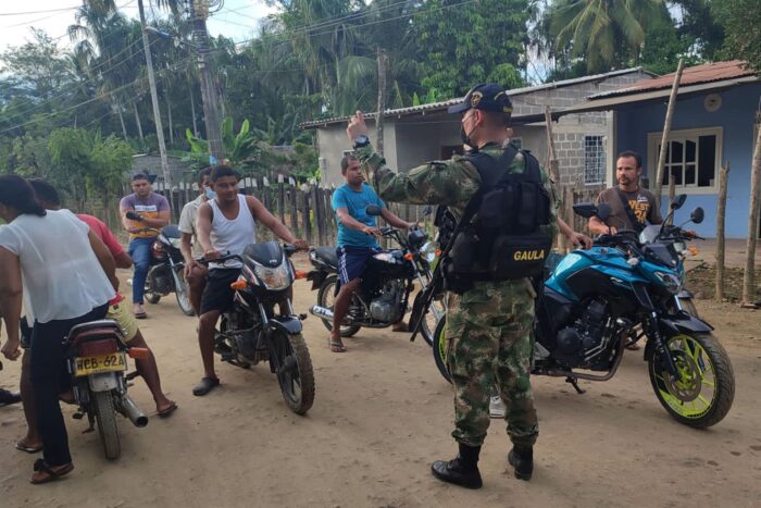 Un soldado colombiano ejecuta controles en una carretera como parte del intento del Gobierno colombiano de minimizar el paro armado ‘narco’.