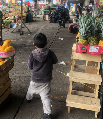 Los niños pasan en los pasillos de los mercados pese a estar prohibido porque sus padres no tienen donde dejarlos.