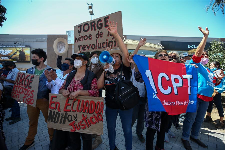 Correístas protestan en las afueras de la cárcel 4