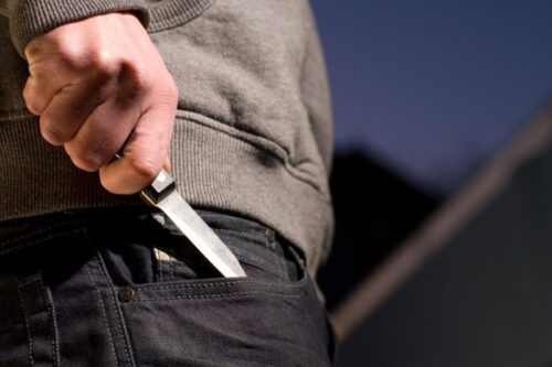 Pelea con cuchillo deja un detenido y dos heridos