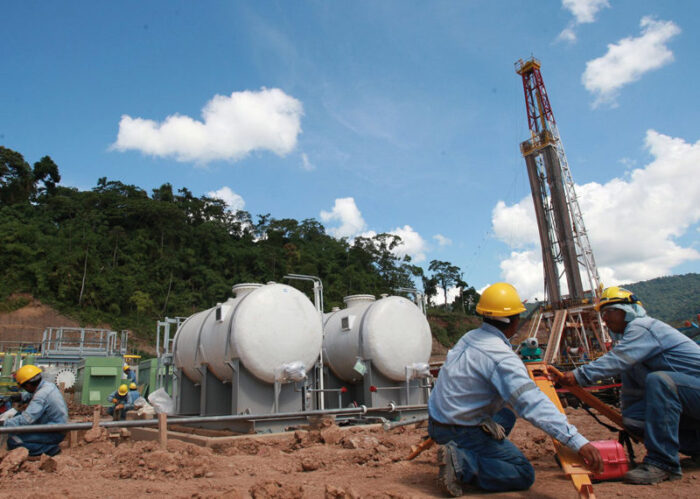 EXPLORACIÓN. Los cambios obligados que se hicieron a los contratos petroleros durante el correísmo resultaron caros para el país. (imagen referencial-foto cortesía)