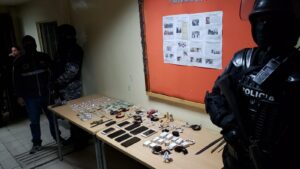 Policía decomisa dinero, celulares, marihuana y más en la cárcel de Ambato