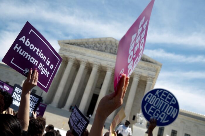 Activistas a favor del aborto aguardan la decisión de la Justicia sobre el tema.