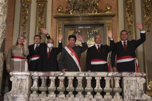 Presidente de Perú juramenta a 4 nuevos ministros