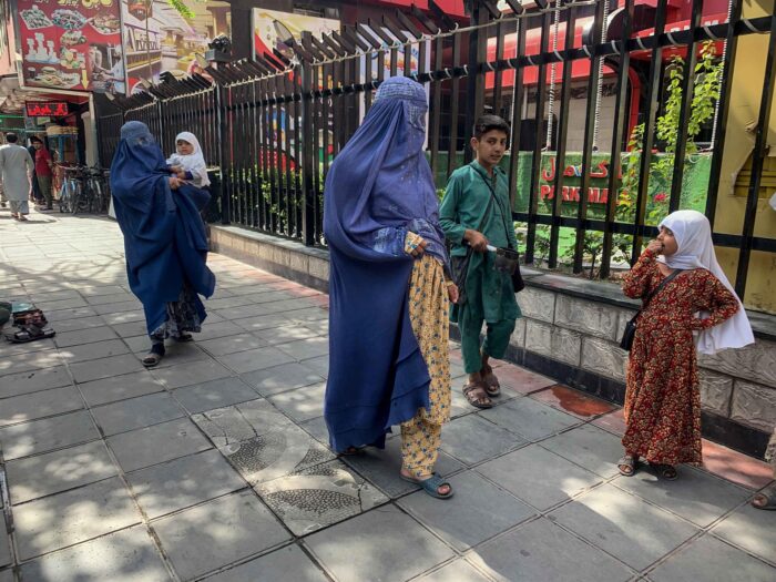 La imposición de la burka a las mujeres afganas ha generado protestas.