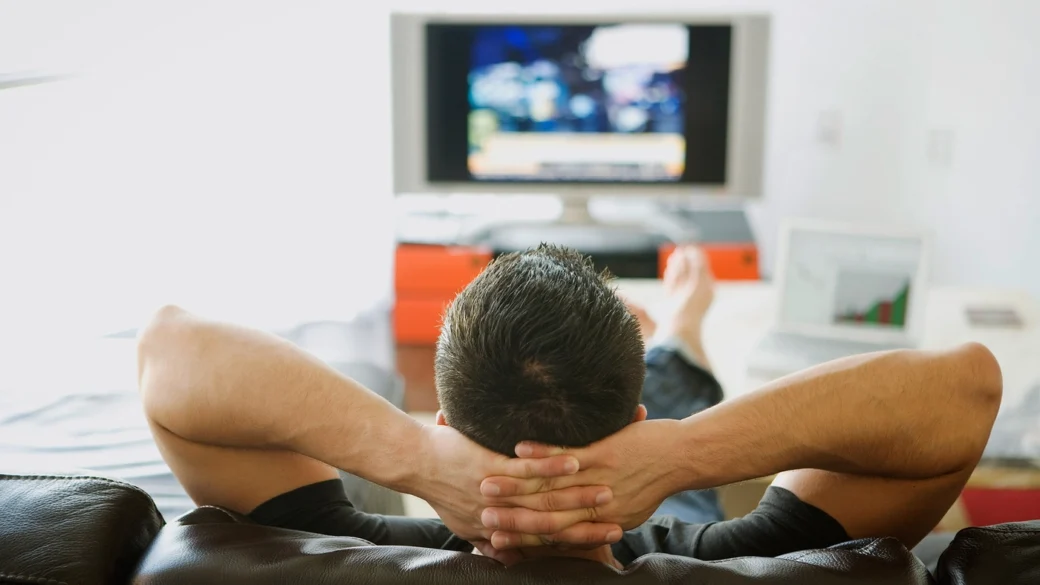 Ver menos de una hora de televisión diaria ayuda al corazón