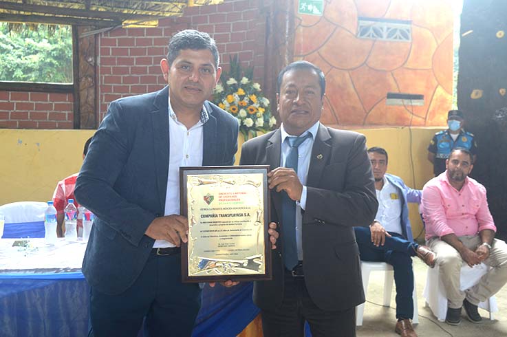 RECONOCIMIENTO. Christian Espinoza, gerente de Transplayasa, recibió en nombre de la institución una placa de Luis Arías, Secretario General del Sindicato de Choferes.   
