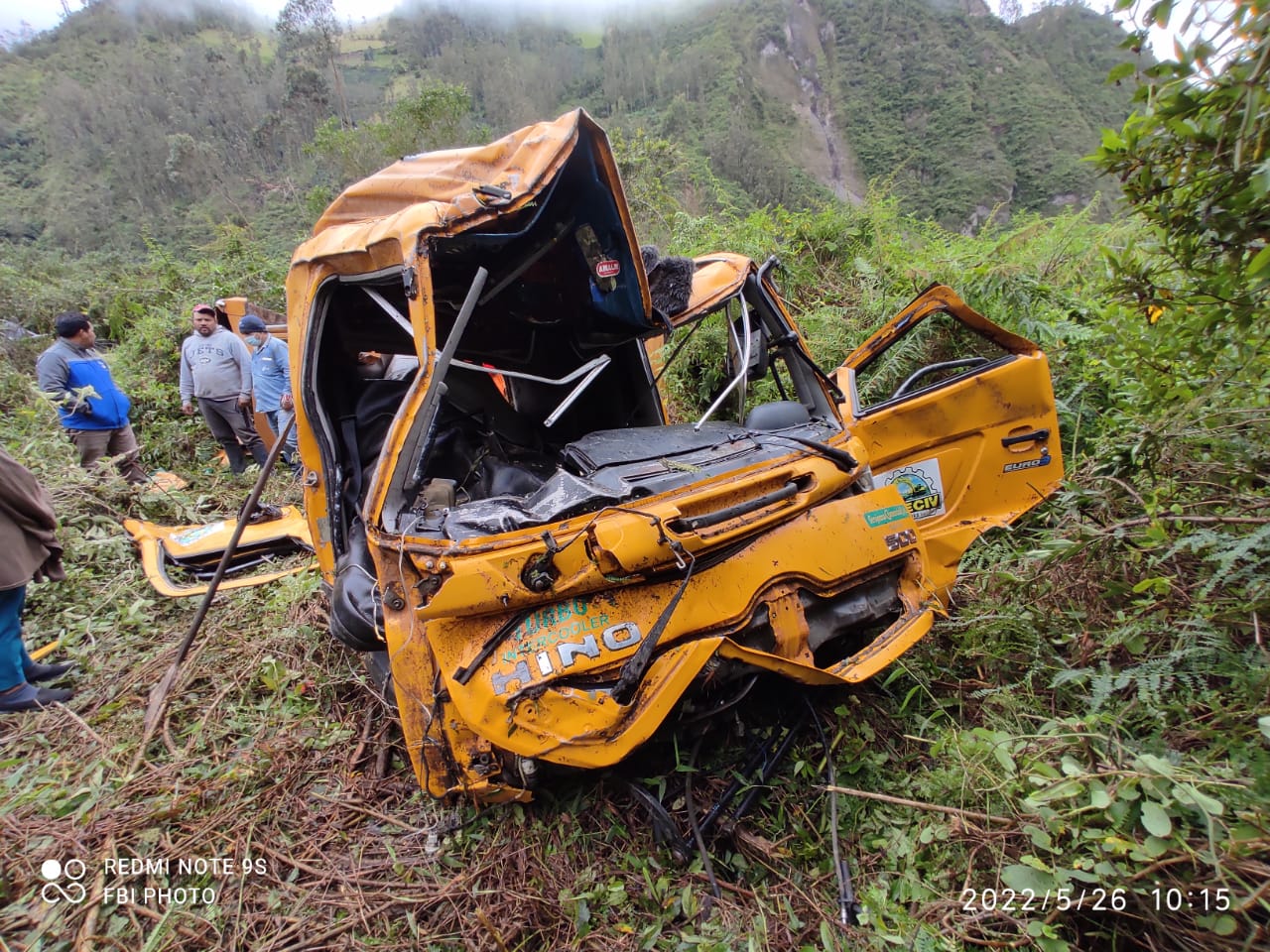 Volqueta termina peñasco abajo en la vía Baños – Riobamba