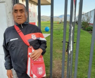 El utilero de Técnico en las afueras del complejo de Quillán.