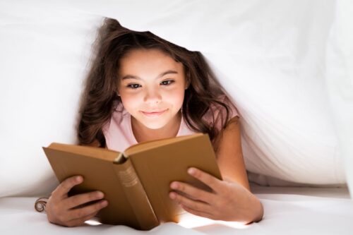 La lectura es un hábito que debe cultivarse para desarrollar la imaginación y el conocimiento de las personas.