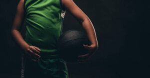 Delincuente amenaza a un niño con un cuchillo para robarle una pelota