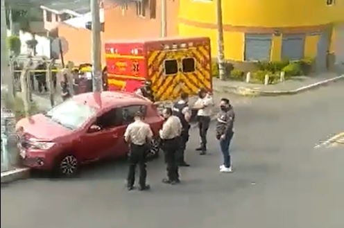 El vehículo de las víctimas terminó contra un poste en el barrio Santo Domingo.