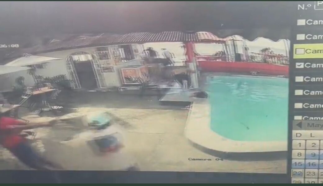 Captura de pantalla del video que registra el ataque en una hostería.