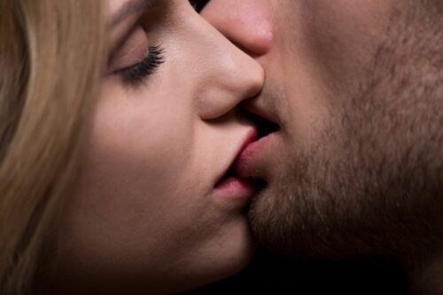 A través de un beso se pueden contagiar varias enfermedades.