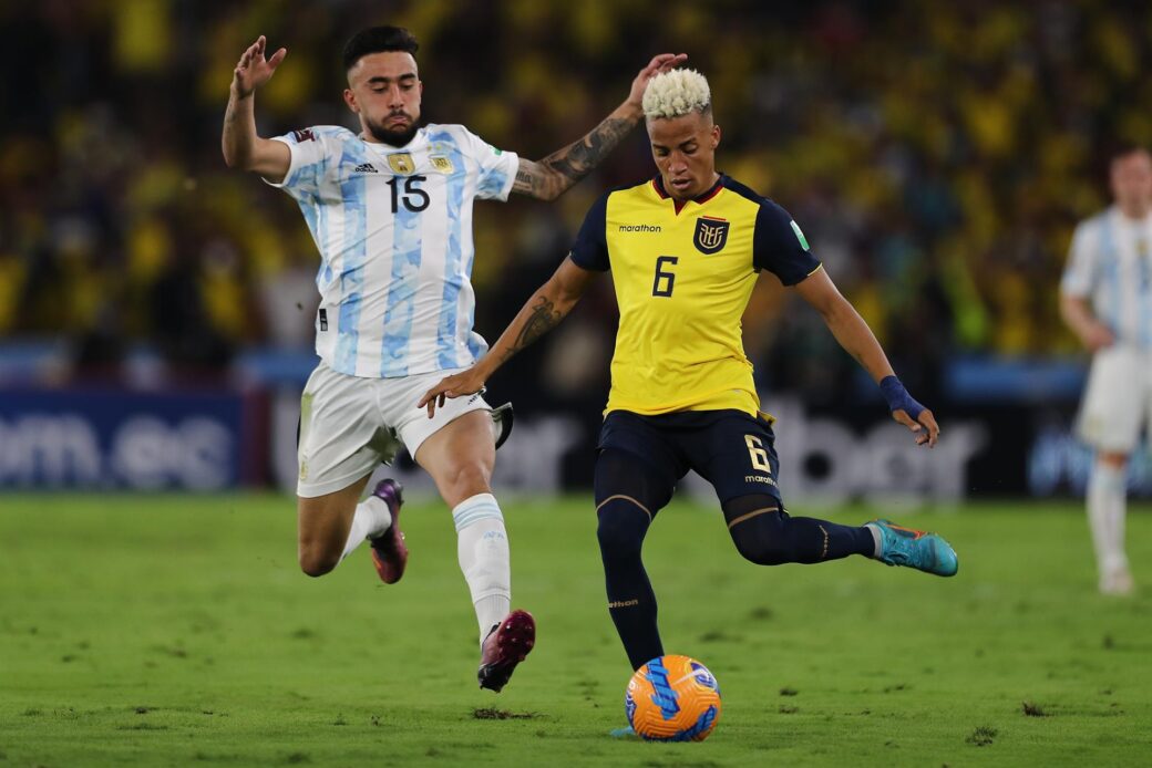 El defensa de Ecuador y Barcelona Byron Castillo durante un partido ante Argentina.