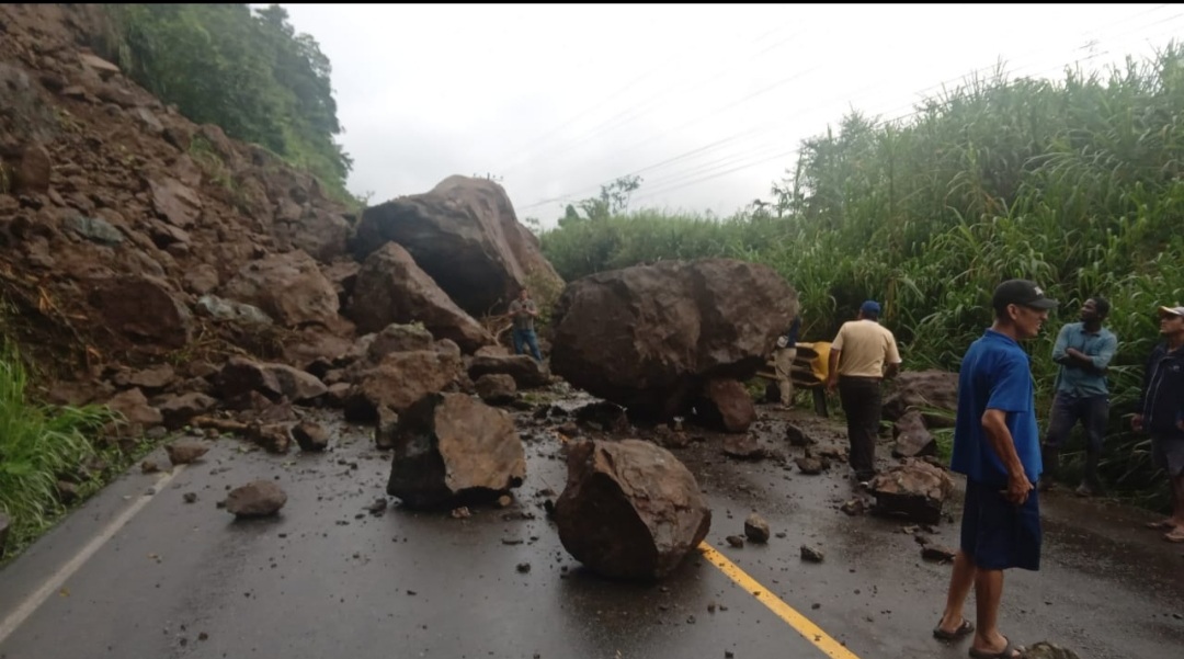 Deslizamiento de rocas cierra el paso entre Alluriquín y Santo Domingo