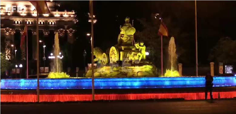 La madrileña fuente de Cibeles se ilumina con los colores de Ecuador