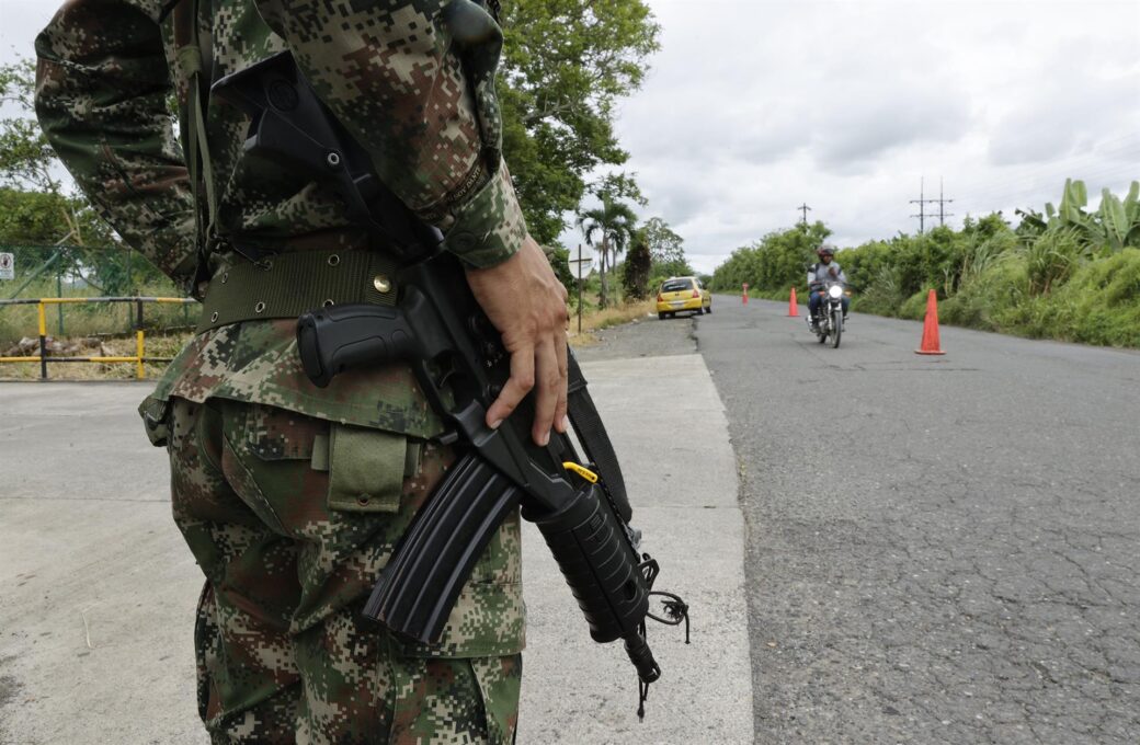 Soldados vigilan una carretera en Carepa, Antioquia (Colombia).