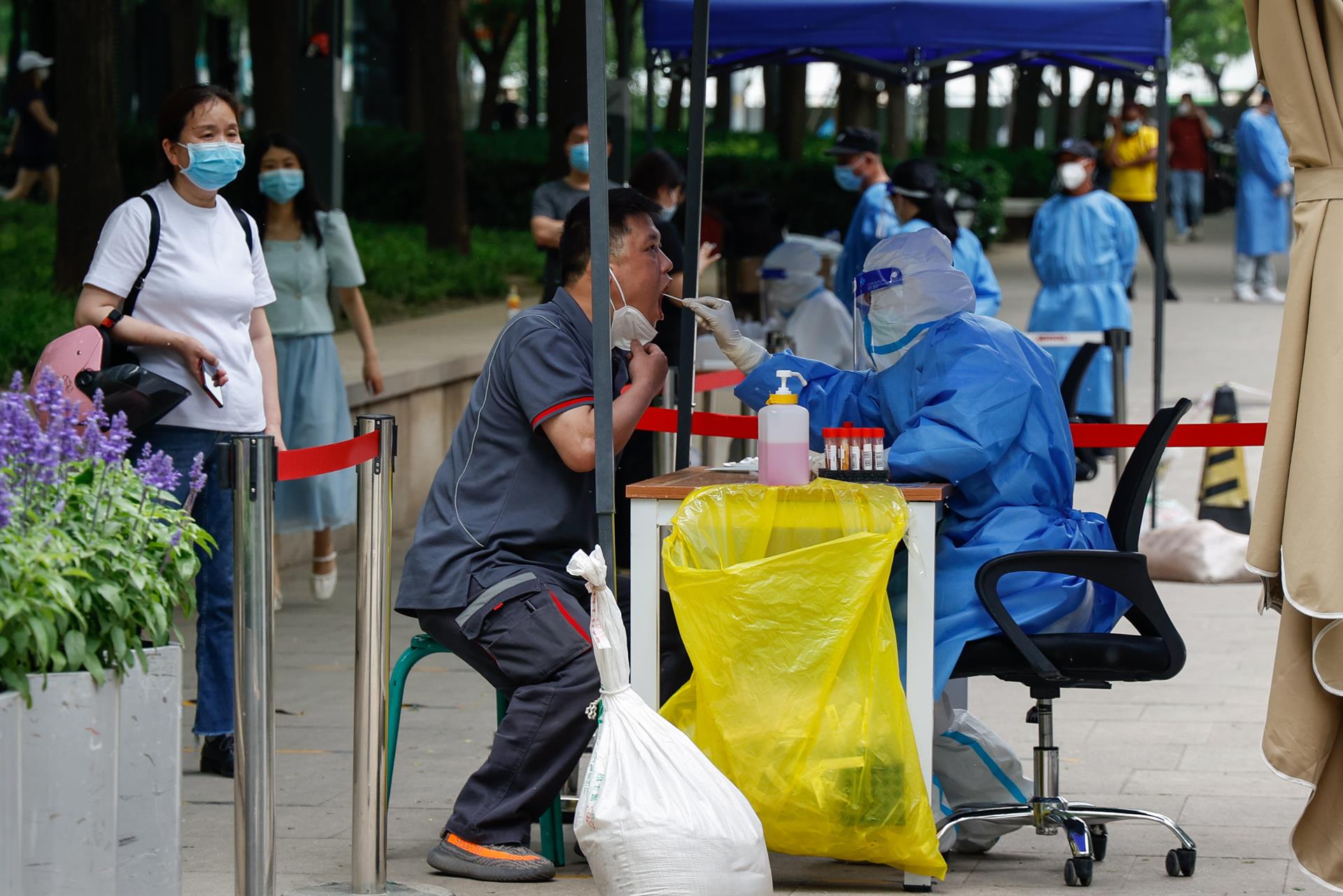 Pekín emprende nueva ronda de test para evitar un confinamiento masivo