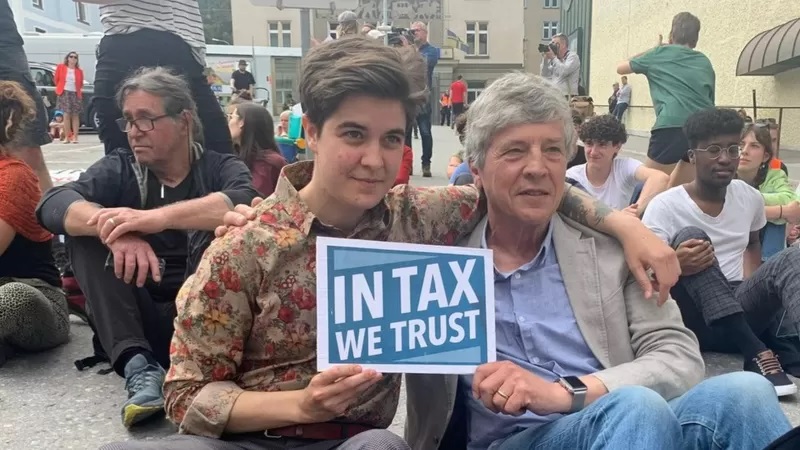 Los millonarios Marlene Engelhorn y Phil White se unieron a una protesta en Davos pidiendo impuestos más altos para los ricos