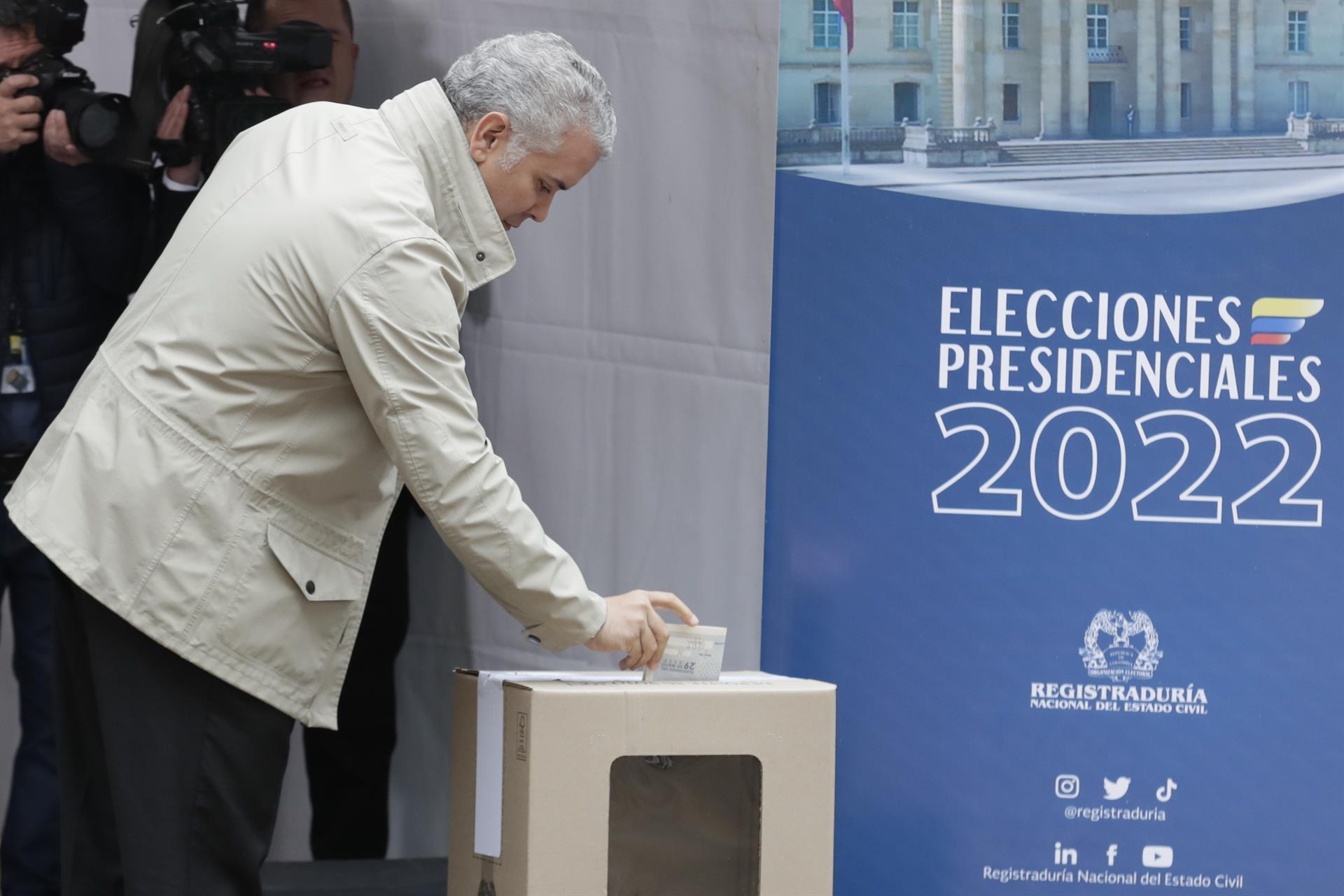 Abren los colegios electorales colombianos para elección de Presidente