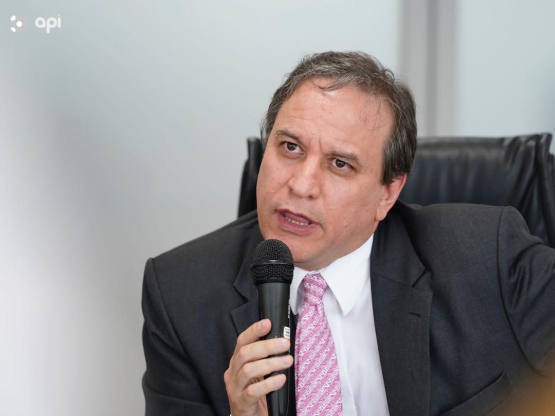 HECHO. El ministro de Economía, Simón Cueva, aseguró que el gasto público se está controlando con eficiencia.